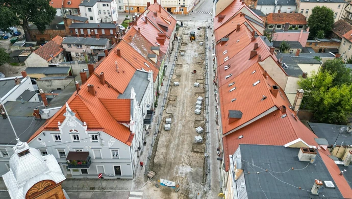 Stara kostka nie wytrzymała próby czasu. Deptak czeka na decyzję konserwatora