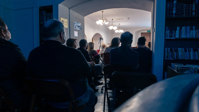 Bogowie małego morza. Jędrzej Pasierski opowie o zbrodni nad Jeziorem Sławskim