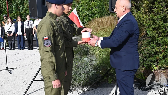 Sława pamięta o sowieckiej zdradzie. Ziemia z Katynia trafiła do uczniów klasy mundurowej