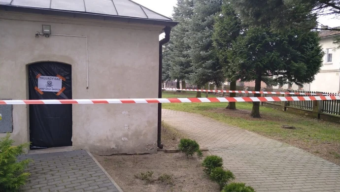 Kościół w Starych Drzewcach po fumigacji i uszczelnieniu dachu. Teraz czas na tynki