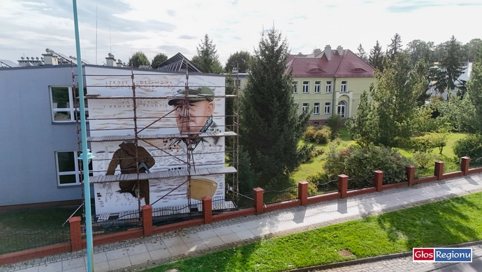 Nowy mural w Sławie. Na ścianie kapral Niewidziajło i moment zaślubin Polski z morzem