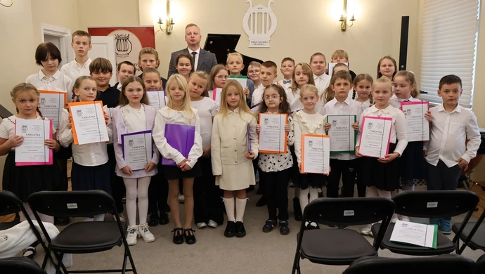 Młodzi adepci rozpoczęli muzyczną przygodę. Uroczyste pasowanie w PSM we Wschowie