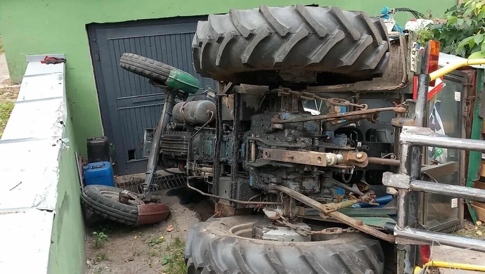 Ktoś przewrócił ciągnik na terenie ośrodka SCKiW. „Brak wyobraźni czy zwykły wandalizm?” [WIDEO]