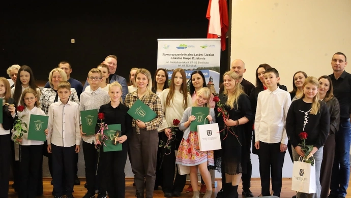 Stypendia rozdane. Burmistrz Wielgus nagrodziła najzdolniejszych uczniów