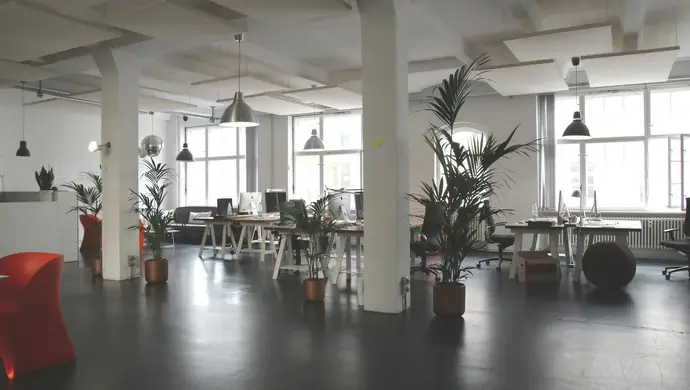 Fit out biura od projektu do realizacji: kompleksowa przebudowa z generalnym wykonawstwem i podejściem design & build