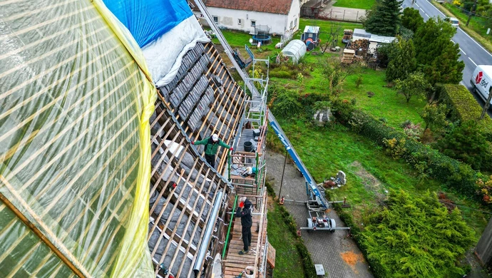 Dachówki wracają na kościół w Dębowej Łęce. Remont zabytku przyspiesza