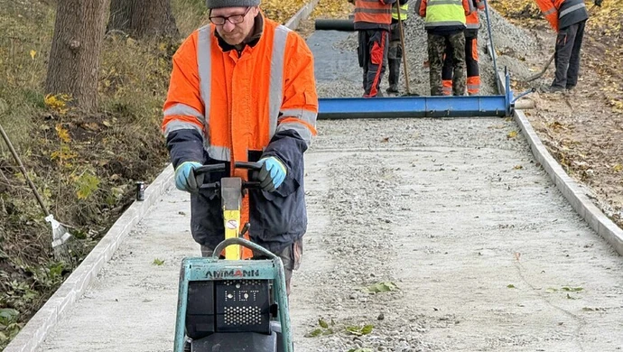 Kolejny odcinek ścieżki Wschowa-Lgiń w budowie. „Trasa z impetem wpada właśnie do Hetmanic”