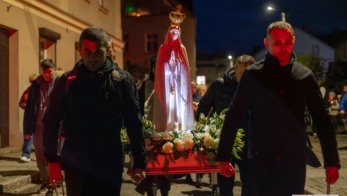 Ekstremalna Droga Różańcowa wyruszyła ze Wschowy. 25 kilometrów modlitwy przez noc