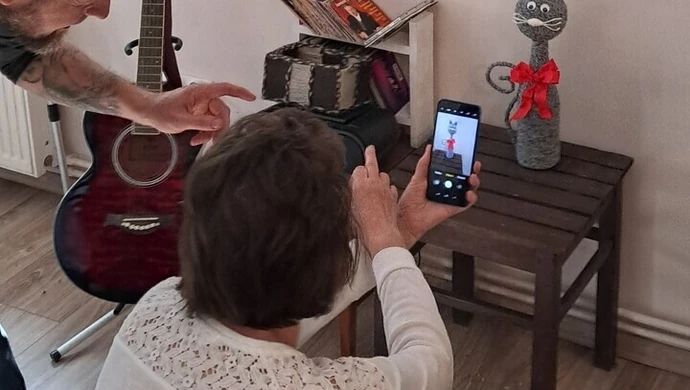 Fotografie wschowskich seniorów na wystawie plenerowej. Efekty zajęć DDS "Senior+" można podziwiać przy muralu