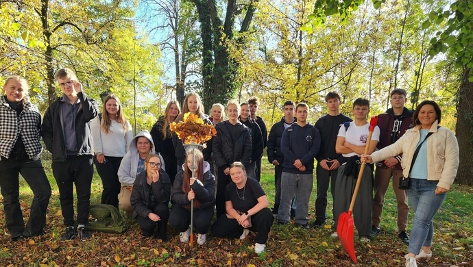 Młodzież uprzątnęła teren wschowskiego lapidarium. To już kilkunastoletnia tradycja