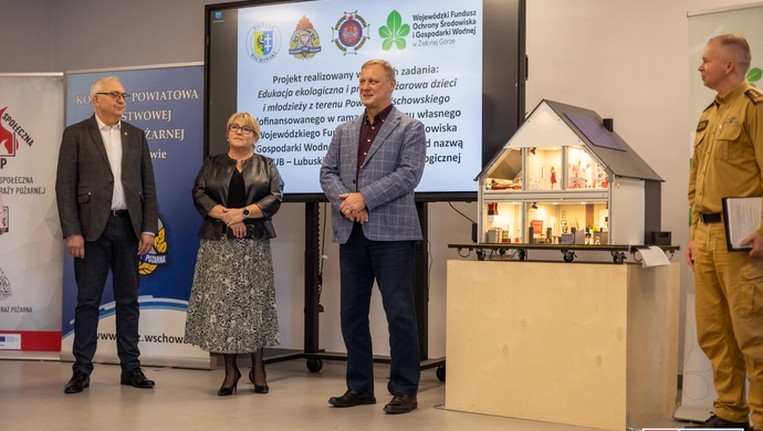 Nauczą dzieci rozpoznawać zagrożenia. Straż we Wschowie ma symulator pożarowy