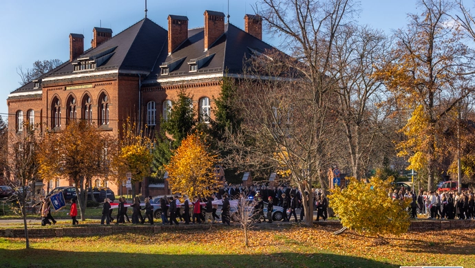 I LO we Wschowie zamanifestowało patriotyzm. „Szacunek do ojczyzny jest dla nas niezmiernie ważny”