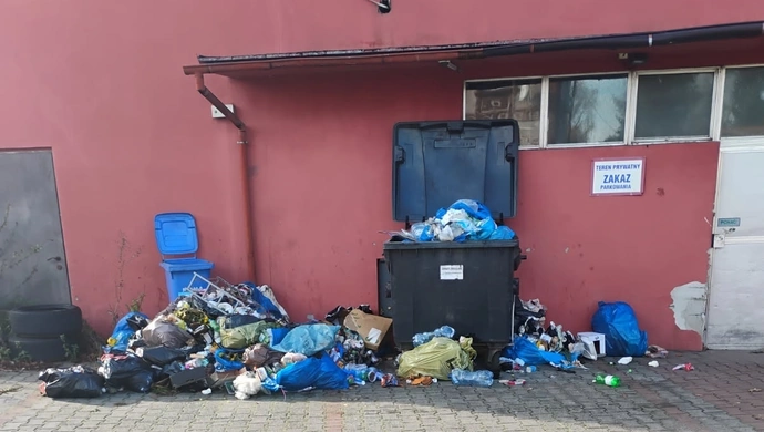 Mieszkanka Garbarskiej załamana stertą śmieci. „Szczury będą dla nas udręką”