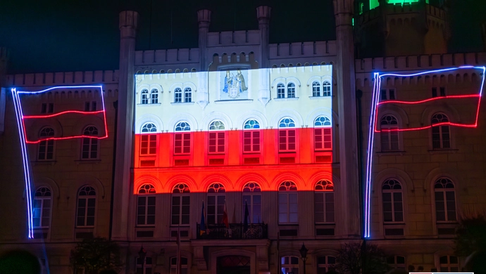 Święto Niepodległości we Wschowie. Pokaz laserowy i wyjątkowa flaga z 30 tysięcy wstążek