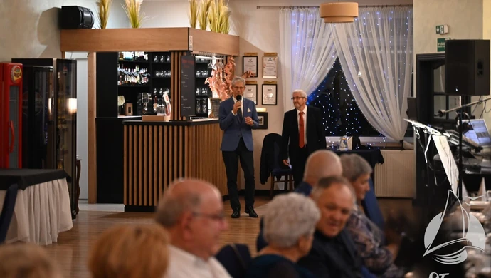 Aktywność i dobry humor nie mają wieku. Seniorzy z PZERiI bawili się na zabawie andrzejkowej