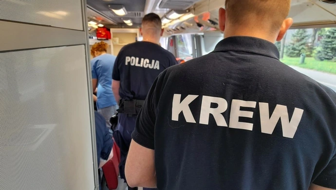 Krwiobus stanie przy komendzie we Wschowie. Policjanci i RCKIK zapraszają