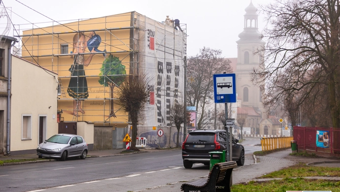 Dziewczyna z konewką na ścianie kamienicy. Nowy mural we Wschowie