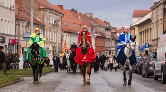 Trzej Królowie na ulicach Wschowy. Święta Rodzina w karocy, setki mieszkańców w koronach [ZDJĘCIA]