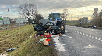 Wschowa. Zderzenie jaguara z ciągnikiem. Jedna osoba ranna [AKTUALIZACJA]