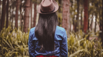 Przedłużanie włosów bez szkody dla naturalnych pasm? Poznaj metodę tape on!