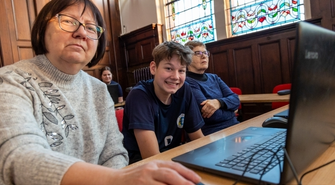 Seniorzy i młodzież razem przed komputerem. W „Staszicu” ruszyła „Szkoła Międzypokoleniowa”