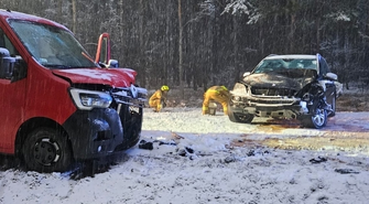 Zima znów zaskoczyła kierowców. Kolizja na trasie Ciosaniec 