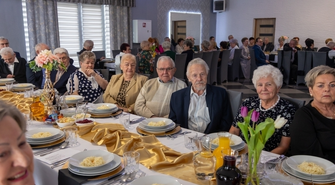 Seniorzy ze Wschowy i Zielonej Góry świętowali zbliżający się Dzień Kobiet. Była muzyka, życzenia i kwiaty