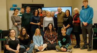 Seniorzy i młodzież razem przy komputerach. „Szkoła Międzypokoleniowa” w I LO Wschowa