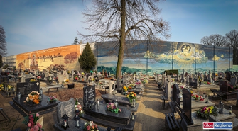 Na cmentarzu parafialnym we Wschowie malują tryptyk. Druga część już gotowa