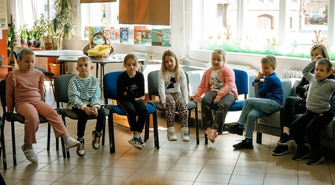 Mali goście w bibliotece Zana. Dzieci słuchały z zapartym tchem, potem wspólnie ciągnęły „Rzepkę”