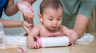 Delikatna skóra noworodka – zasady pielęgnacji, które zapewnią bezpieczeństwo