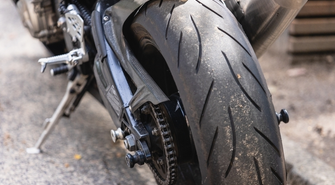 Wypadek pod Osową Sienią. 15-latkowie na motocyklu uderzyli w znak