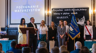 Maturzyści z „Zana” pożegnali szkołę. Były wzruszenia, wyróżnienia i podziękowania [ZDJĘCIA]