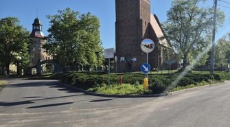 Bezpieczniej na drogach gminnych. Nowe elementy chronią pieszych i kierowców