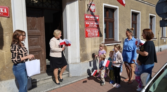 Przedszkolaki rozdawały flagi na ulicach. 3 maja mieszkańcy spotkają się na Rynku