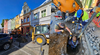 Awaria wodociągowa na Rynku. Ratusz bez wody, utrudnienia w centrum