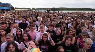 Rap Stacja ruszyła pełną parą. Festiwalowicze nie boją się deszczu [ZDJĘCIA]