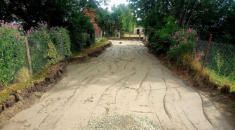 Trwa utwardzanie terenu działki w Zamysłowie