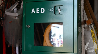 Defibrylator przy jeziorze. LKŻ Sława zakupił sprzęt ratujący życie