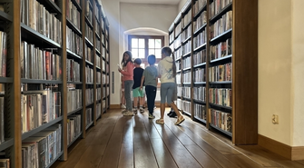 Tajemnicze zniknięcie w bibliotece. Dzieci na tropie szklanego pantofelka