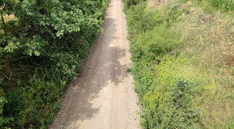 Powstaje ścieżka rowerowa na trasie dawnej kolei. Wykonawca układa już podbudowę