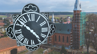 Wykonawca z własnej inicjatywy odnowił tarczę zegara. Trwa renowacja kościoła w Lginiu