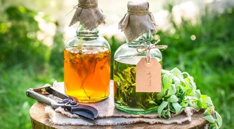 Dlaczego warto przechowywać domowe trunki w szklanych butelkach?