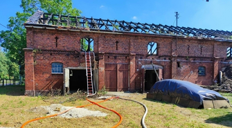 Strażacy w akcji przy Obrońców Warszawy. Płonął opuszczony budynek