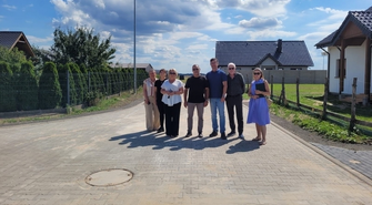 Kostka betonowa zastąpiła kruszywo. Mieszkańcy Goli mają nową drogę