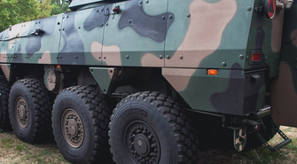 Wzmożony ruch wojsk na drogach do końca września. Jak zachować się przy kolumnie?