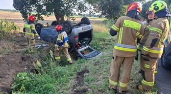 W rowie dachował samochód z matką i dzieckiem. Groźne zdarzenie na trasie Krzepielów - Głogów