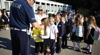 Kamizelki dla pierwszaków, pogadanki i patrole przy szkołach. Tak policja dba o uczniów w powiecie