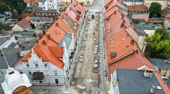 Stara kostka nie wytrzymała próby czasu. Deptak czeka na decyzję konserwatora