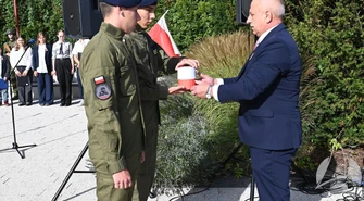 Sława pamięta o sowieckiej zdradzie. Ziemia z Katynia trafiła do uczniów klasy mundurowej